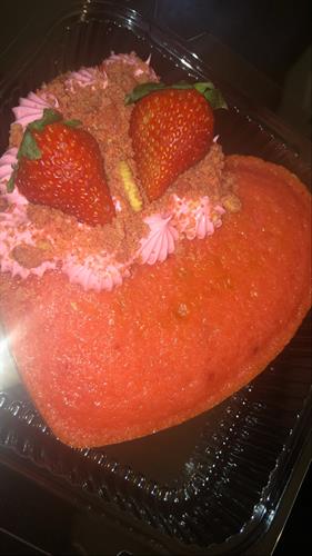 Strawberry shortcake crunch cake 