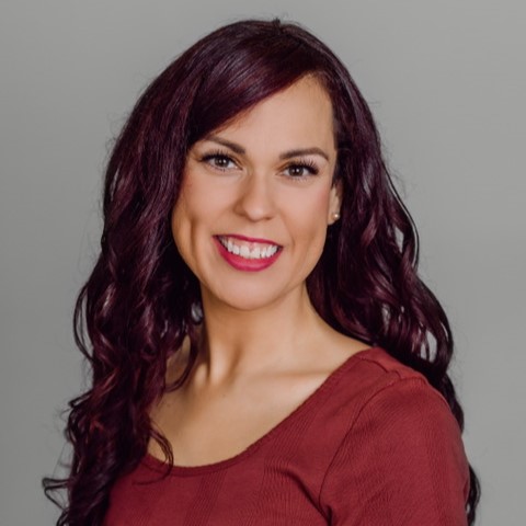 Rebeca Pozuelos, Broker