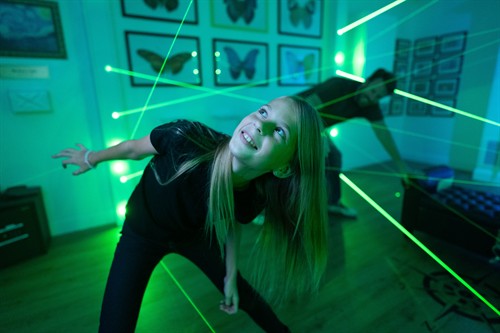 Gallery Image Photography_In_Play_Game_Promo_Who_Stole_Mona_7008%E2%80%8A%C3%97%E2%80%8A4672_LaserMazeGirl3.jpg