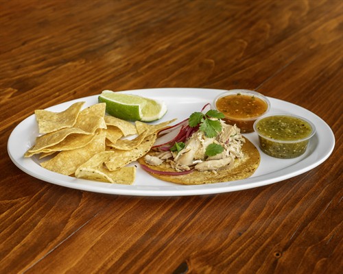 Gallery Image Benny%E2%80%99sTacosAndChickenRostisserieWestHollywood_RotisserieChickenTaco.jpg