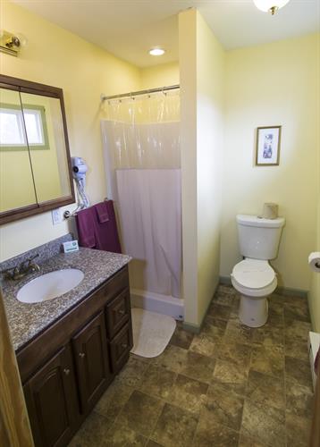 Gallery Image Massena-Lakeview-Motel-Apartments-Bath2.jpg