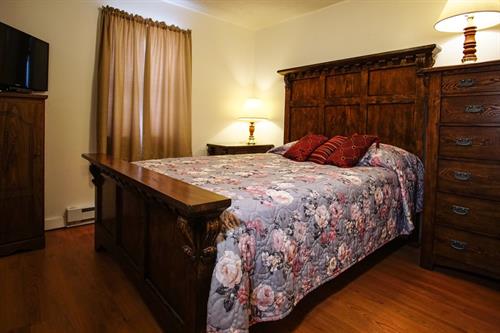 Gallery Image Massena-Lakeview-Motel-Apartments-Bedroom.jpg