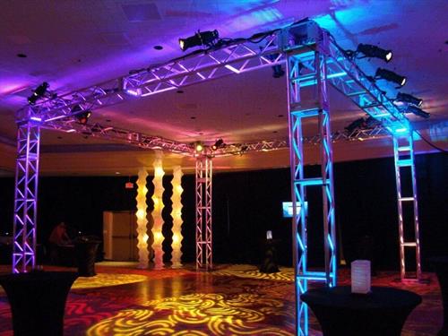 Fully integrated and automated  truss with club style lighting effects 