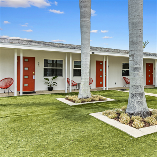 Gallery Image Captiva_Beach_Resort_Outside.png