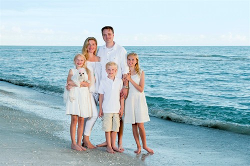 Gallery Image Family_Portrait_wearing_white.jpg
