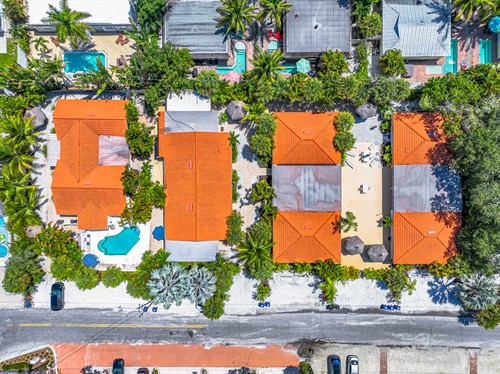 Cozy Bianco Sands, perfect for small families or large groups, complete with an onsite pool and easy walking distance to the beach!
