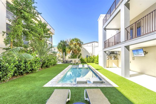 Pool property 100 steps to Beach