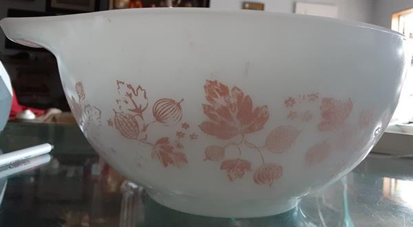 Vintage Pyrex and other kitchen items