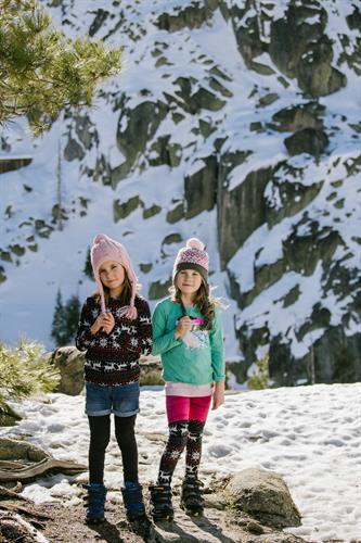 Twin girls lifestyle session in winter on Donner Summit