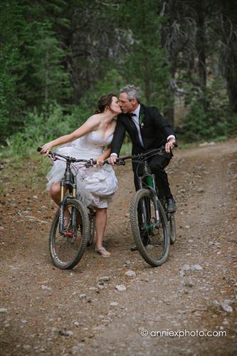 Couple Newlyweds photos on mountain bikes in Truckee