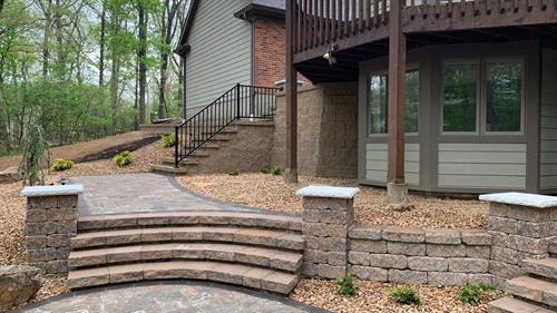 Retaining wall with steps