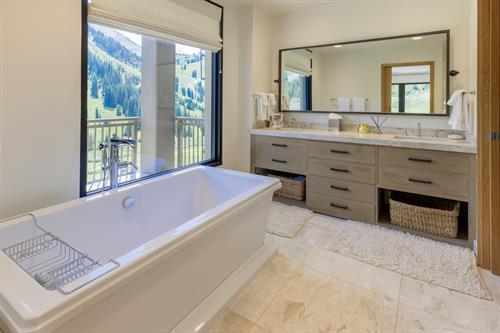 Gallery Image Penthouse_MasterBathroom_Summer1.jpg