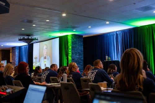 Gallery Image Active_Meeting._BlueGreen_Uplights._Projection.jpeg