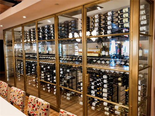 Gallery Image Wine_Room_Glass.png