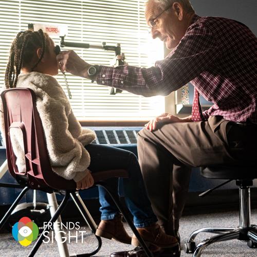 Eye doctors who give back to the community