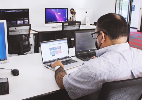 Outsourcing & Nearshoring Outsourcing & Nearshoring