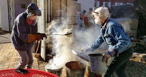 Gallery Image Raku_firing18.jpg