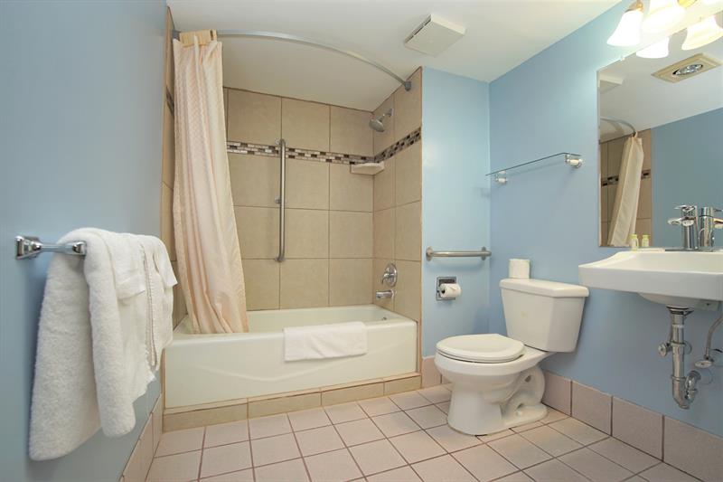 Gallery Image Deluxe_1_King_Bathroom_Side.jpg