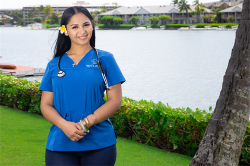 Caregiver providing senior home care services in Honolulu, Hawaii