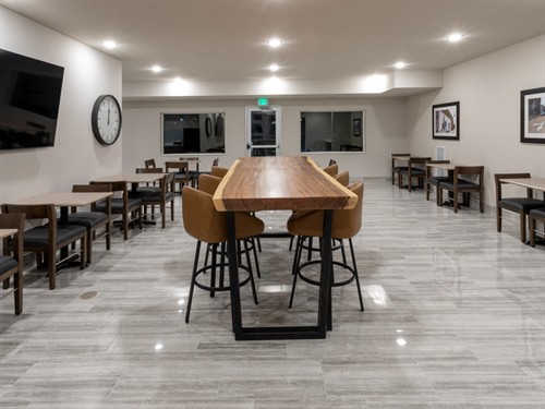 Gallery Image gs_kaukauna-breakfast-seating_copy(5991)_800x600.jpg