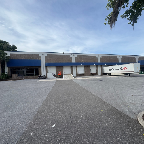 4 dock high doors and 1 ground level door lets our Tampa team service multiple trucks at once.