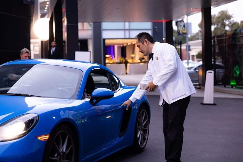 Valet check-in at upscale venue supported by professional event security | Global Risk Solutions, Inc. Valet check-in at upscale venue supported by professional event security | Global Risk Solutions, Inc.