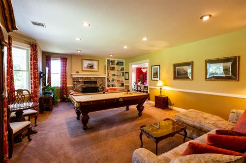 Vacation Rental: Casual elegance, billiards and family space