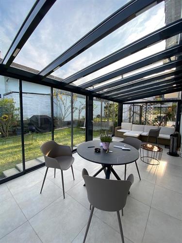 We offer elegant, strong, iconic glass structures.