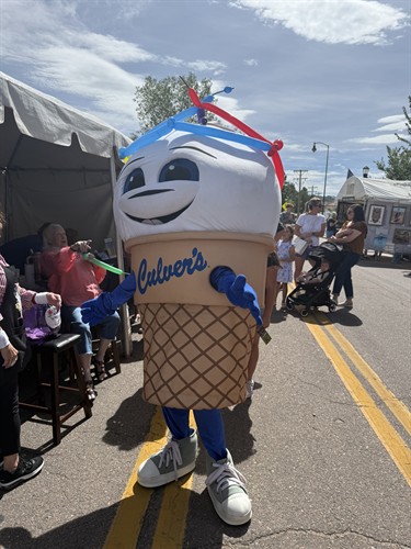 Scoopie getting a balloon hat by the lovely ladies at the Senior Center during Castle Rock Artfest.