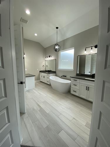 Encino Estates - Dayton - Master Bathroom