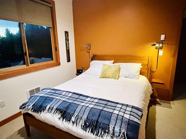 Gallery Image bedroom_orange.jpg