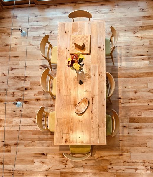 Gallery Image table_overhead_with_flowers.jpg