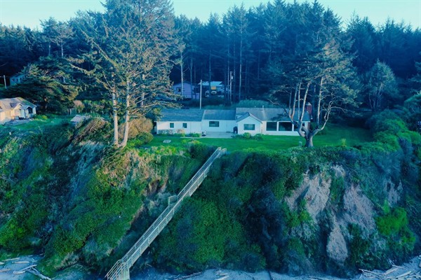 Welcome to your cozy coastal getaway in Coos Bay, where stunning ocean and lighthouse views set the scene for a relaxing stay. This comfortable 2-bedroom, 2-bath home sits close by Lighthouse Beach, with Sunset Beach State Park right next door and Shore Acres Botanical Garden just down the road.