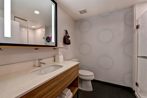 Tru by Hilton Spokane Valley - Spacious Bathrooms
