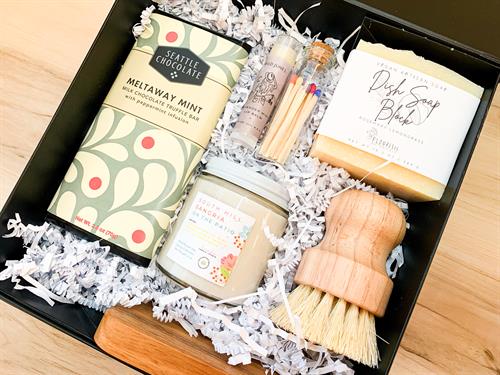 Featuring this cute kitchen bundle! Can ship directly to your client and make sure their kitchen smells incredible with the lemon scented dish soap block and scented candle. 