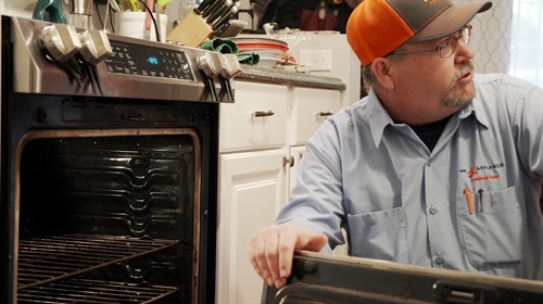 Gallery Image Mr._Appliance_Master_Technician_Servicing_an_Oven_in_Five_Mile_Prairie.jpg
