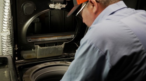 Gallery Image Mr._Appliance_of_Spokane_Valley_Inspecting_and_Repairing_a_Washing_Machine_in_Town_and_Country.jpg