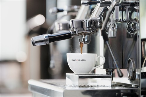 Gallery Image EV_Brand_Coffee_KWO6650_RET_sRGB_HighRes(1).jpg