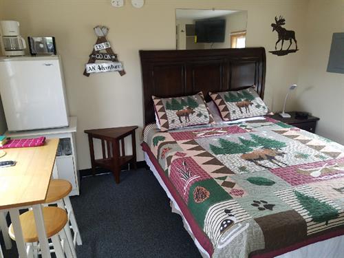 Wolf Den Queen bed, microwave, mini-fridge, coffee pot Wolf Den Queen bed, microwave, mini-fridge, coffee pot