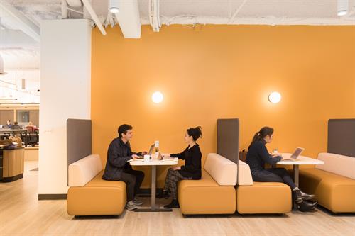 Cafe space that can be used for calls and collaborative work
