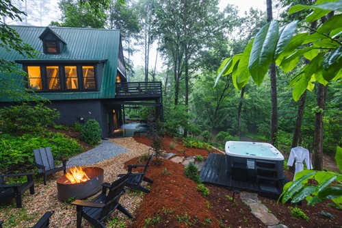 All exterior amenities face the Toccoa River and surround the Chattahoochee-Oconee National Forest.
