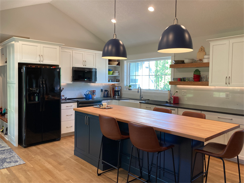 Gallery Image H_-Kitchen_with_large_window.png