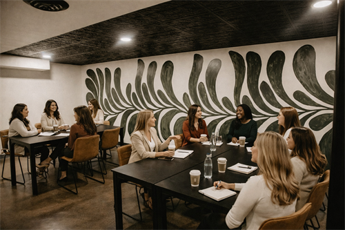Gallery Image Business_meeting_in_a_modern_space.png