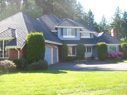 Cornerstone Roofing, Inc. replaced the Cedar Shake roof on this Bothell home with CertainTeed Presidential TL Charcoal Black composition shingles. Our client kindly shared, “Prompt, thorough, and professional from start to finish! We would not hesitate to recommend your company to others.”