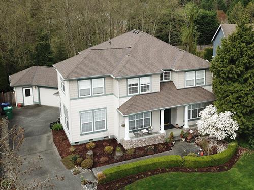 Cornerstone Roofing, Inc. replaced the composition roof on this Bothell home with CertainTeed Landmark Heather Blend composition shingles. 