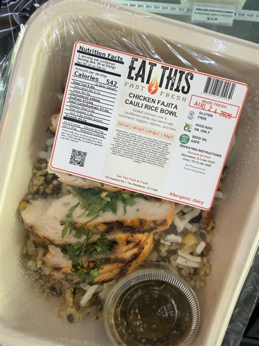Chicken Fajita Cauli Rice Bowl. Gluten free, made with avocado oil and labeled with ingredients and macros.