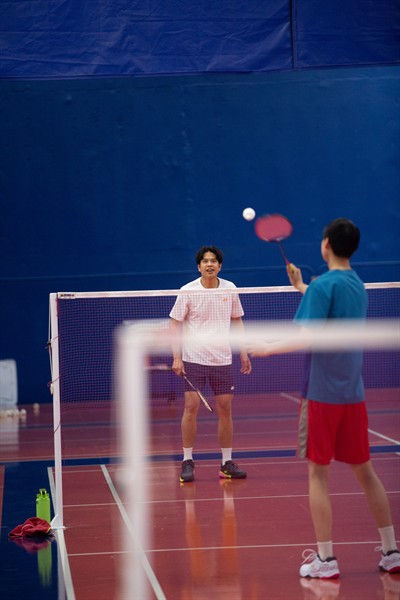 Fast rallies. Friendly competition. Pure focus. Whether it’s a competitive match or a game between friends, badminton brings people together through energy, challenge, and connection.