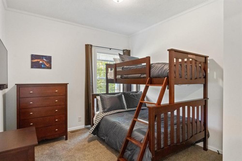 Kids’ bunk room (Eagle Room): twin-over-full bunk