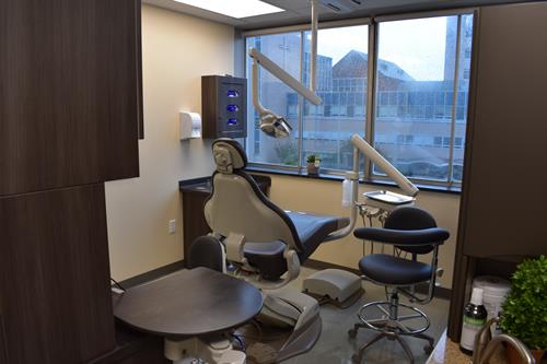 Gallery Image Dental_Chair_and_Equipment_(3).JPG