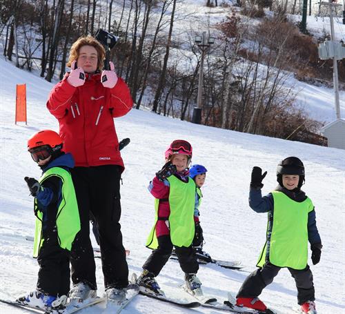 Gallery Image 2020_19_1_AAAAA_-119_LESSON_KIDS_KID_INSTRUCTOR_GROUP_WAVING_SMILING_THUMBS_UP.JPG